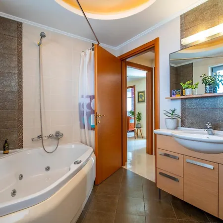 Aris Apartment *